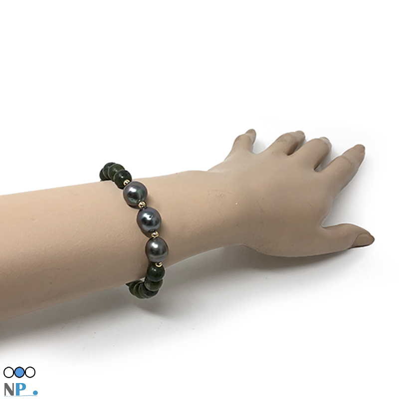 Bracelet de perles de culture très chic, une grande élégance. Perles de Tahiti et Jade du Sud de la Chine, couleur de la terre avec 4 billes en Or 18 carats